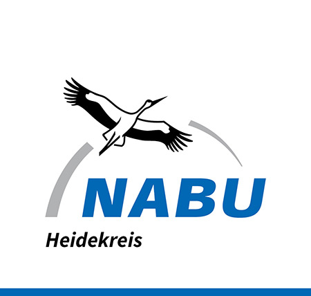 Das Logo zeigt eine fliegende Störche über dem blauen Schriftzug NABU und dem schwarzen Schriftzug Heidekreis, wobei zwei geschwungene Linien eine Kreisform andeuten.